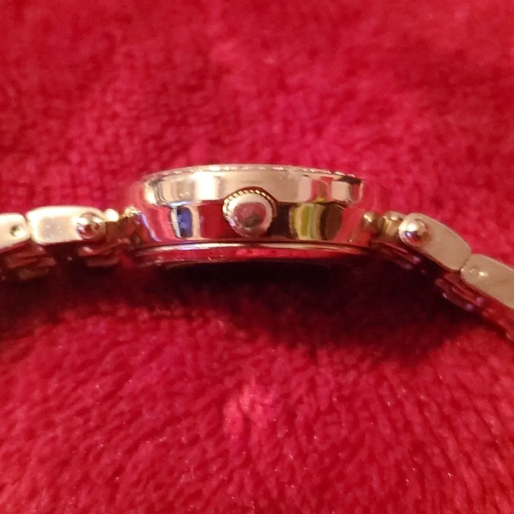 NWOT GC Mother of Pearl Crystal Silvertone Ladies Watch Guess‎ Collection?